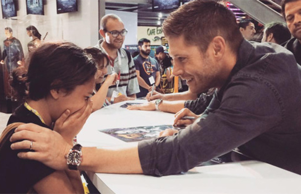 Jensen Ackles consolando fã Jensen Ackles consolando fã