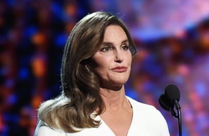 Caitlyn Jenner se emociona ao receber homenagem e pede respeito aos trans