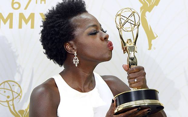 Viola Davis ‘atravessa a linha’ e é a primeira negra a ganhar um Emmy