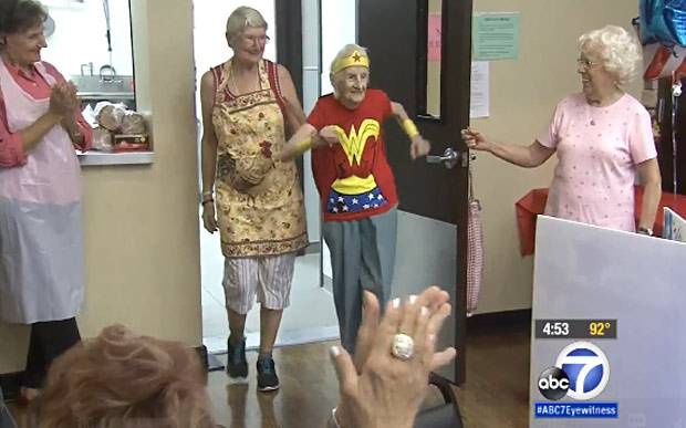 Vestida de Mulher-Maravilha, senhora comemora 103 aninhos de vida