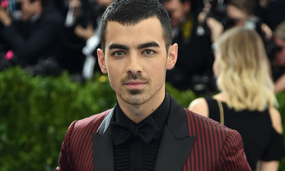 Joe Jonas se compara a personagem da Barbie. Oi?!