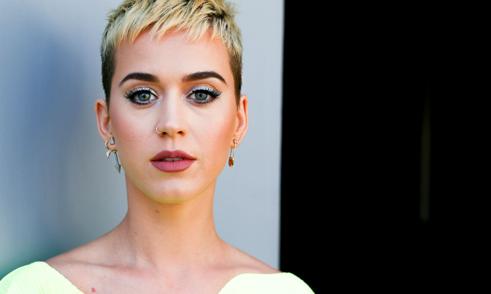 Katy Perry chora ao contar que já pensou em suicídio