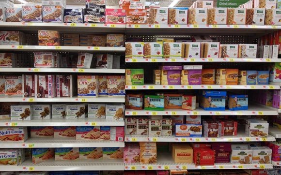 Assim como em todos os lugares que vamos, as comidas e lanches nos parques geralmente são mais caras do que nos mercados, o que pode pesar na conta da viagem. Para economizar um pouco, que tal uma visita ao supermercado?!