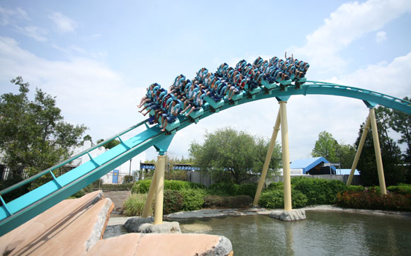 Kraken Kraken é uma montanha-russa inspirada no animal mitológico que aterrorizou marinheiros por séculos. Sinta seu poder no parque SeaWorld, em Orlando.
