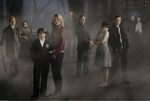 Elenco de Once Upon a Time posando em uma floresta com neblina.