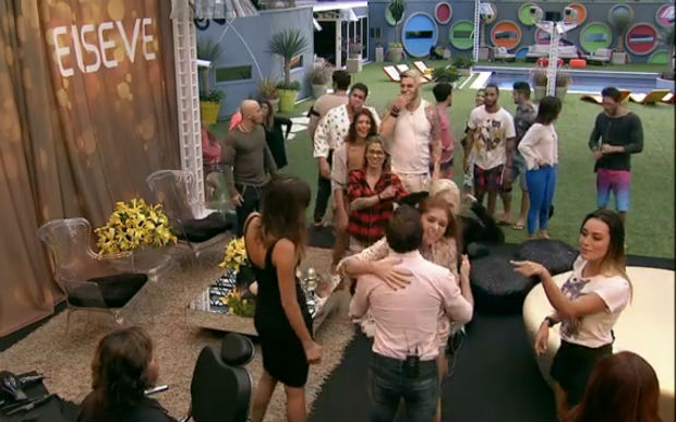 Sisters abraçam Marcos Proença e Isabeli Fontana. Foto: Reprodução