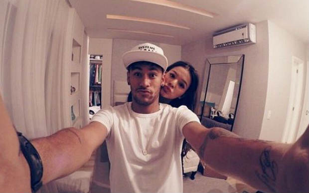 Bruna Marquezine assiste jogo de vôlei do lado de Neymar