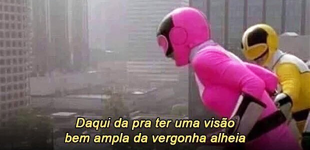 "Daqui dá pra ter uma visão bem ampla da vergonha alheia" (meme do Power Rangers olhando pelo muro)