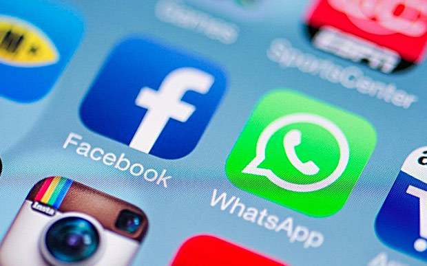 Na última quinta-feira, 16, Mark Zuckenberg, fundador do Facebook, anunicou que a rede social vai começar a sinalizar quando os usuários curtirem notícias falsas sobre o coronavírus. Além disse, a plataforma vai sugerir um link com a informação verídito a respeito da questão.  A nova função do Facebook pretende diminuir a disseminação de fake news, que pode se intensificar durante pandemias e piorar o cenáiro mundial, que já não é dos mais promissores.   Se aquele seu parente, que adora compartilhar notícias falsas no WhatsApp, compartilhar, curtir ou comentar em alguma fake news no Facebook, um box aparecerá para ele, com a sugestão para que ele se encaminhe para o site da OMS (Organização Mundial da Saúde) – e pare de acreditar em tudo que lê online.  Outra novidade é a função “Get the Facts” (“Saiba os Fatos”, em tradução livre), que vai reunir em um lugar na plataforma apenas notícias verificadas sobre o coronavírus.