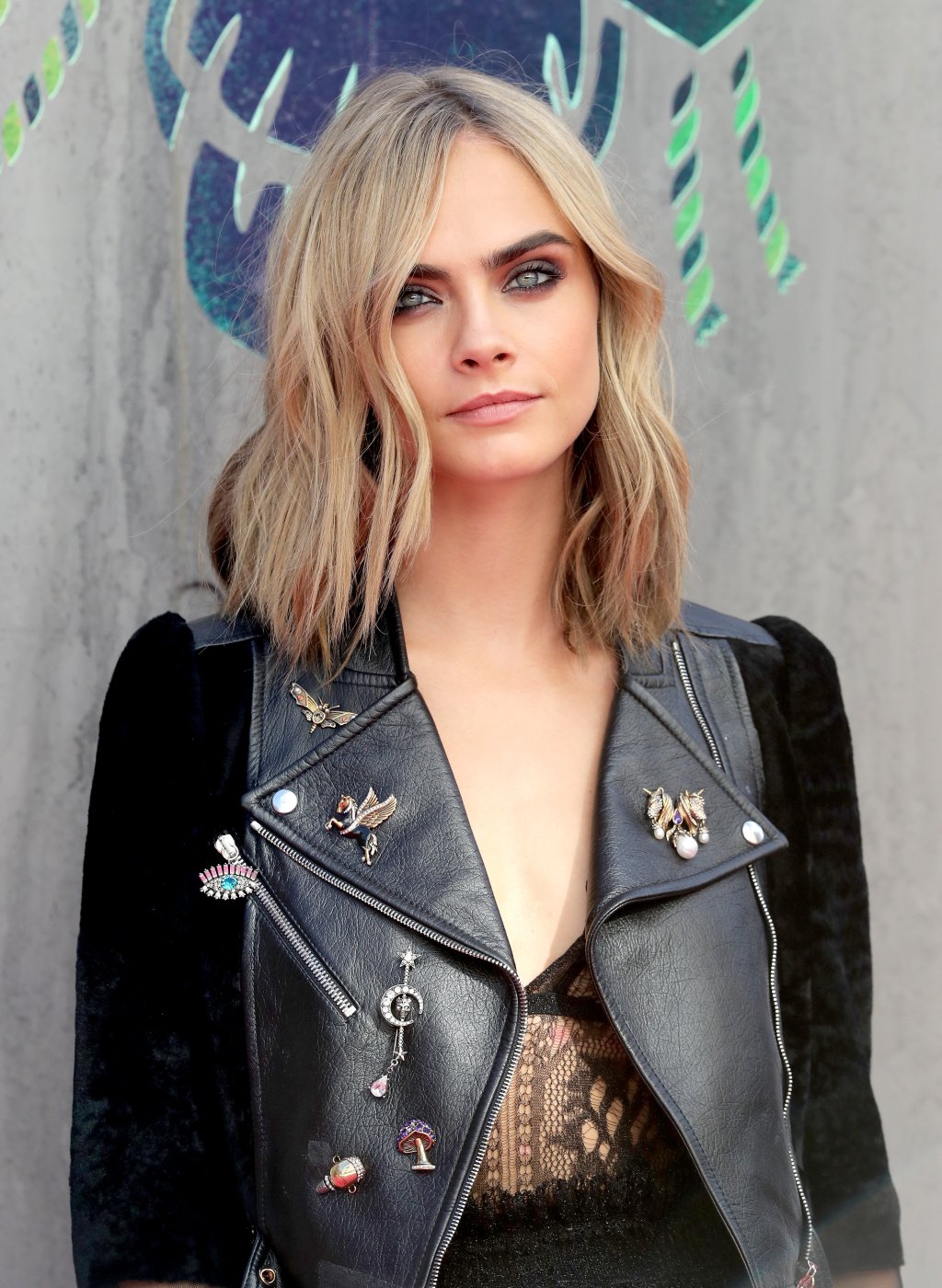 Artista se transforma em Cara Delevingne usando make