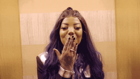 Em vídeo, Ludmilla faz tour por sua mansão – e mostra piscina vermelha!