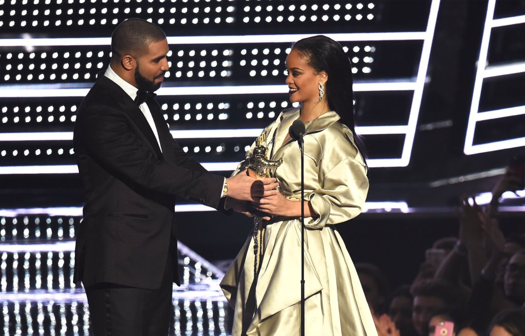 Drake assume que ama Rihanna durante o VMAs!