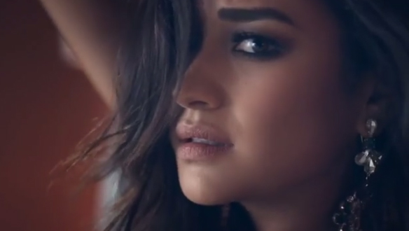 Chorando! Shay Mitchell faz nail art em homenagem ao final de PLL