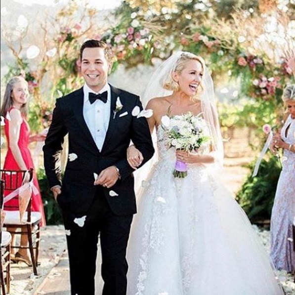 Anna Camp e Skylar Astin, de A Escolha Perfeita, casaram!