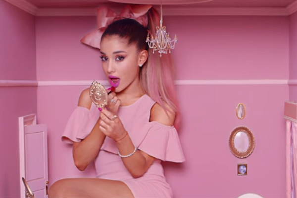 Ariana Grande banca a boneca gigante em vídeo da M.A.C