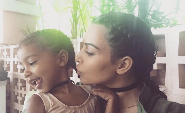 O que Kim Kardashian acha de North West ser vlogger de beleza?