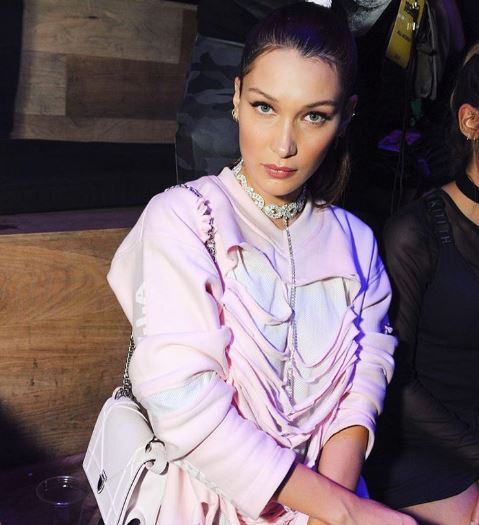 bella hadid com moletom rasgadão