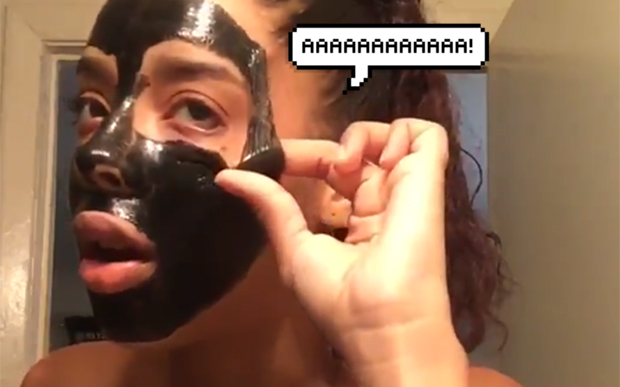 Garota sofre para remover máscara facial e bomba na internet