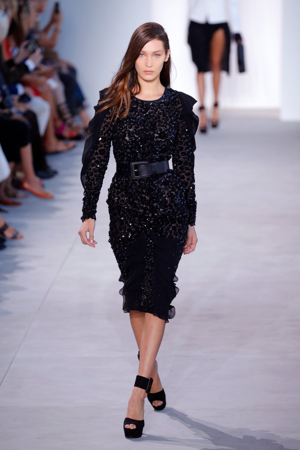 Tombão! Bella Hadid caiu na passarela ao desfilar na NYFW