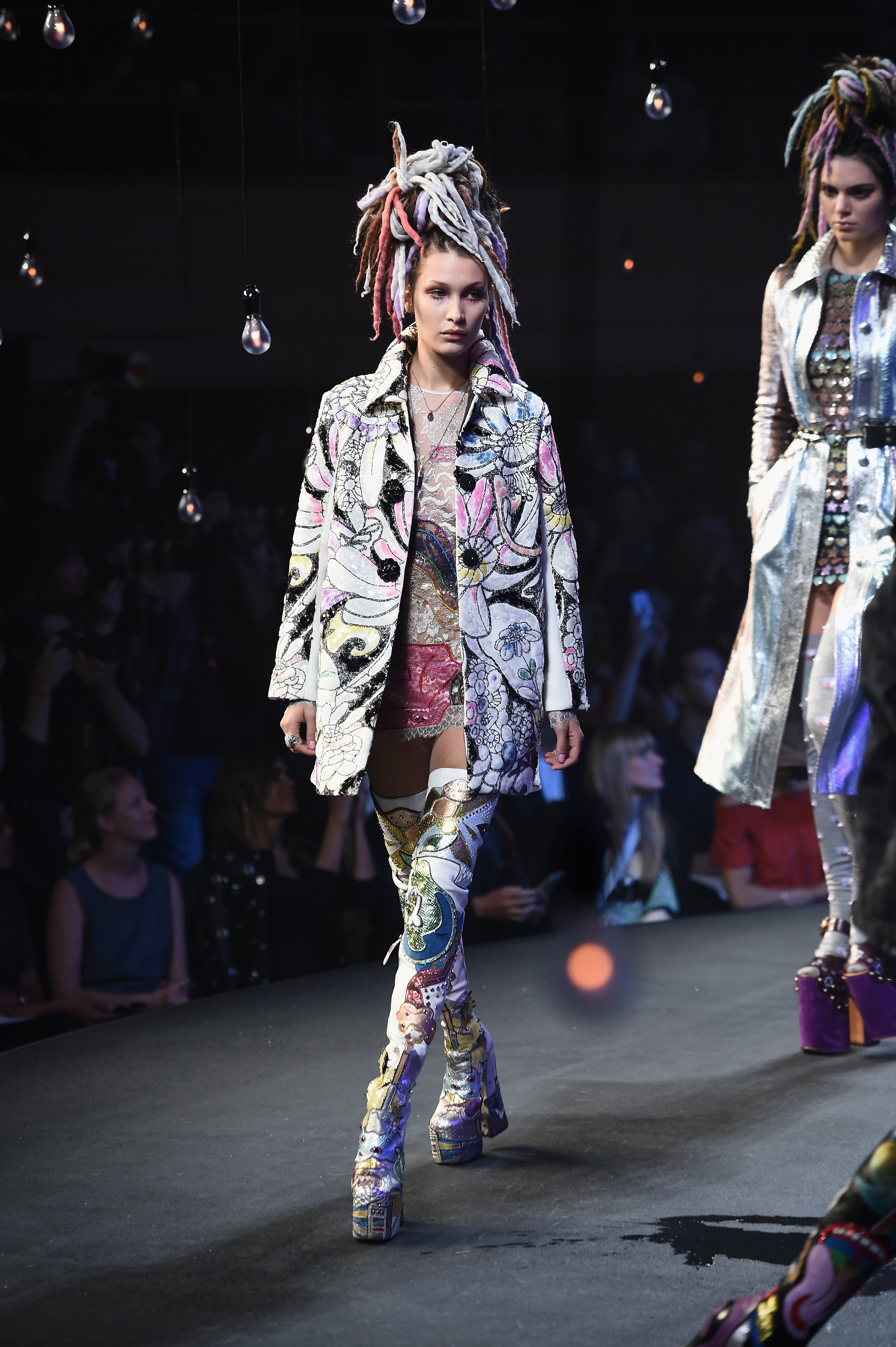 Bella Hadid para Marc Jacobs Estamos chocadas com o tamanho do salto da bota de Bella Hadid na passarela da Marc Jacobs! Foto: