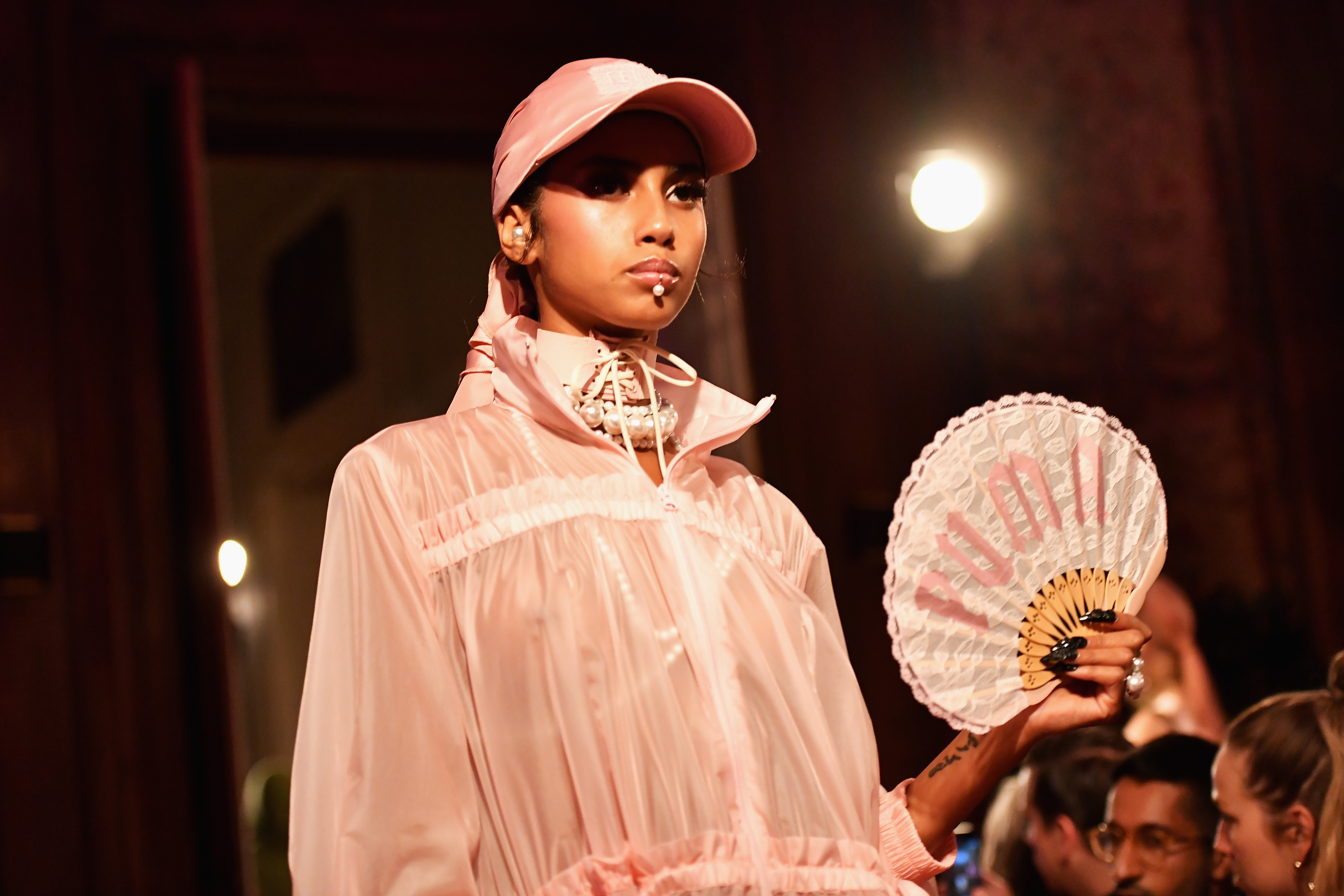 Piercing de boca no desfile da Rihanna No desfile da FentyXPuma, piercing de boca chamou a atenção das fashionistas! Foto: