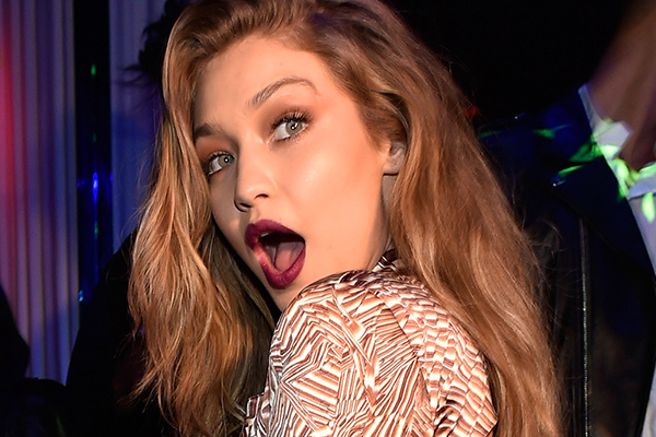 Gigi Hadid aparece de cabelo chanel e franjinha em desfile