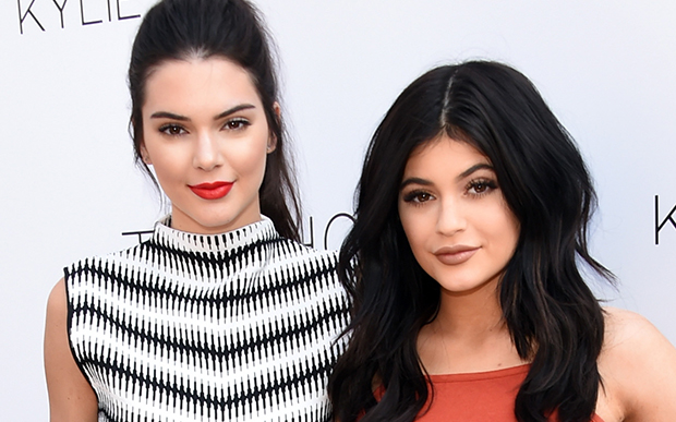 Veja Kendall Jenner de franja e a versão final da Kylie platinada