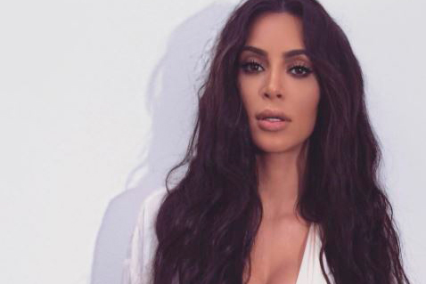 Em vídeo, Kim Kardashian entrega seus truques de make