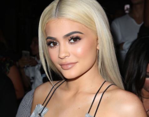 Kylie Jenner está com o cabelo acizentado!