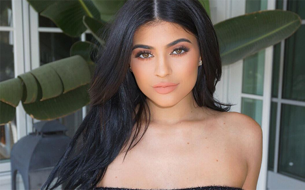 Kylie Jenner platinou o cabelo – e não é peruca!