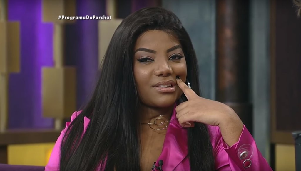 Ludmilla dá entrevista com boca paralisada após plástica