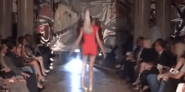 modelo caindo de salto alto em desfile