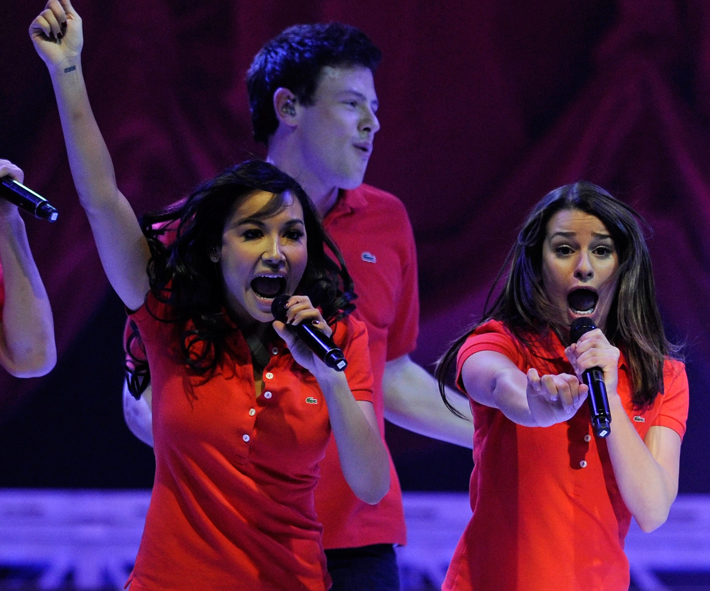 naya-rivera-livro-2 Naya Rivera e Lea Michele cantando durante turnê de Glee