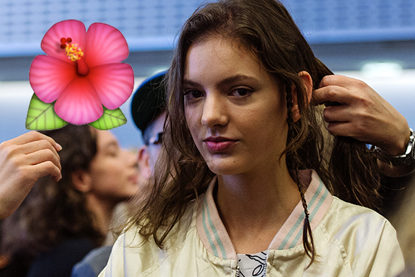 Desfile cola flores na pele das modelos. Você usaria?