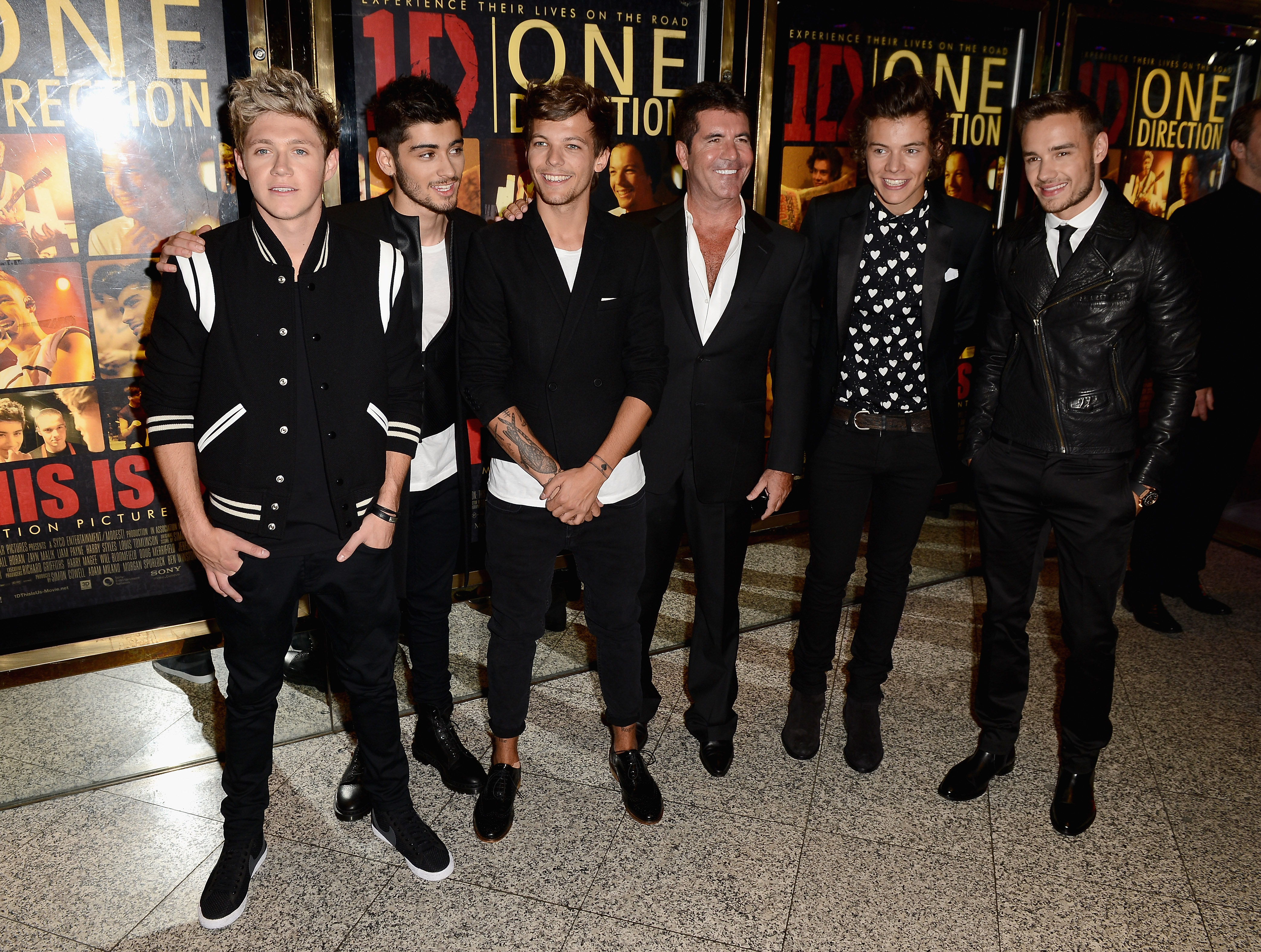 One Direction posa ao lado de Simon Cowell na premiere de This is Us