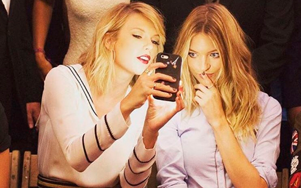 taylor-swift-manda-indireta-calvin-harris Taylor Swift com a top Martha Hunt no desfile da Tommy X Gigi