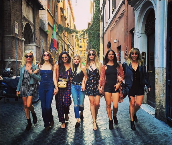 Troian Bellisario com amigas em sua despedida de solteira
