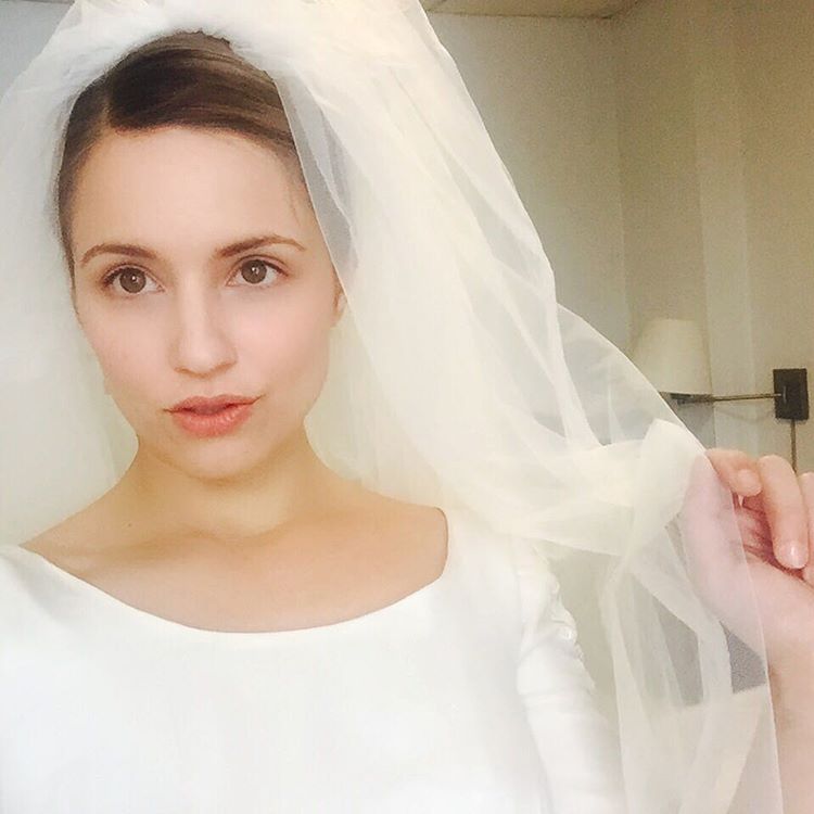 Dianna Agron, de Glee, se casa com vestido nude no Marrocos