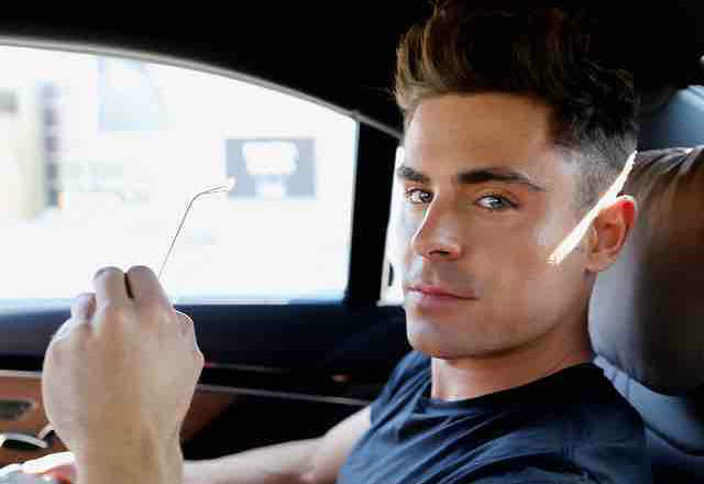 Zac Efron prova que não tem nada contra High School Musical