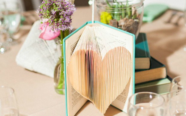 15 anos: use livros para personalizar a decoração da sua festa