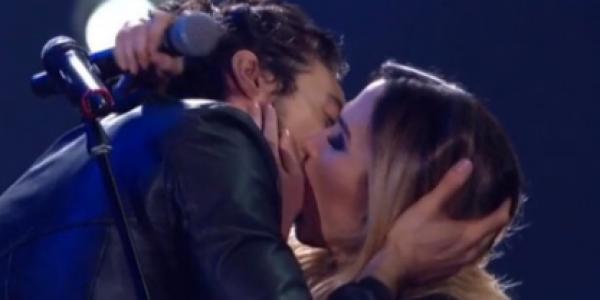 Tiago Iorc dá beijão em Tatá Werneck no Prêmio Multishow