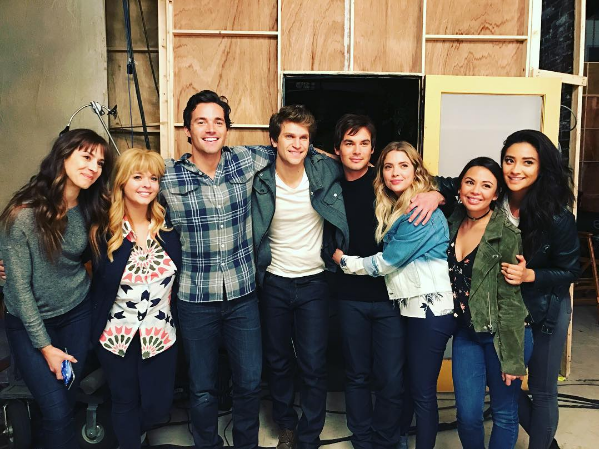 Elenco de Pretty Little Liars se despede de Keegan Allen