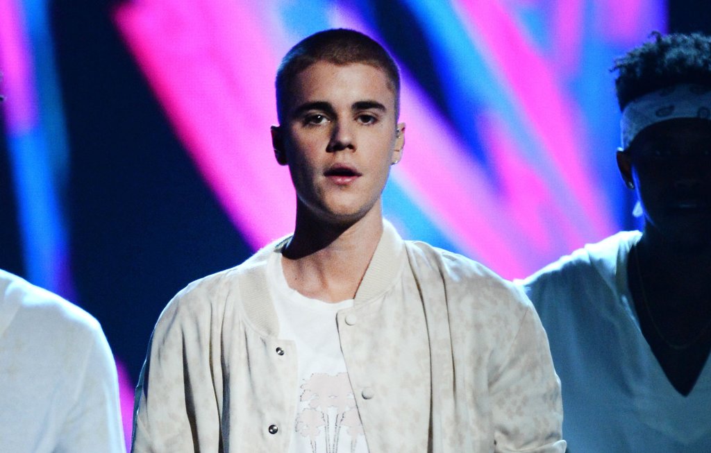 Justin Bieber faz apresentação no AMAs 2016 direto da Itália