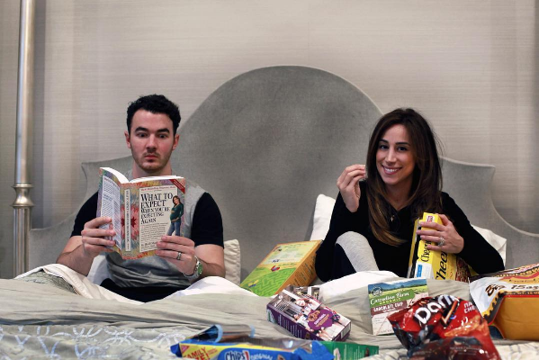 Kevin Jonas posta primeira foto com sua filha, Valentina