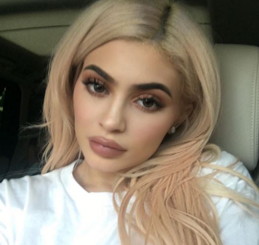 Kylie Jenner usa look inusitado na festa do filho de Tyga