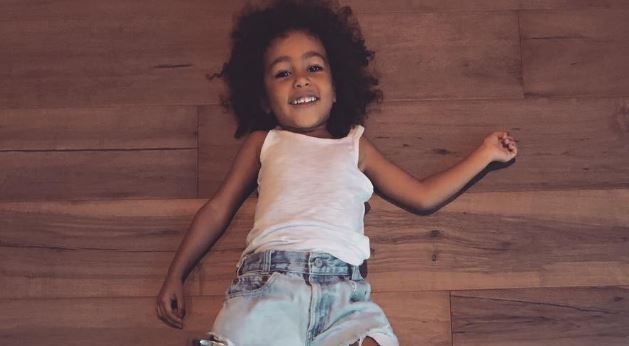North West testa batom de Kylie Jenner em vídeos fofíssimos