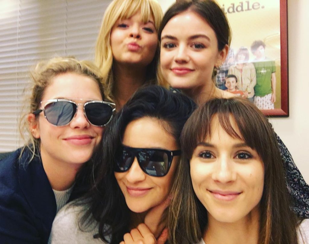 Elenco de PLL faz a última table read da série. Nãaaao! :(