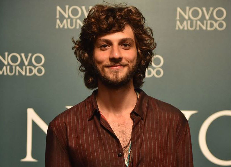 Mudança de visual! Chay Suede raspou a cabeça