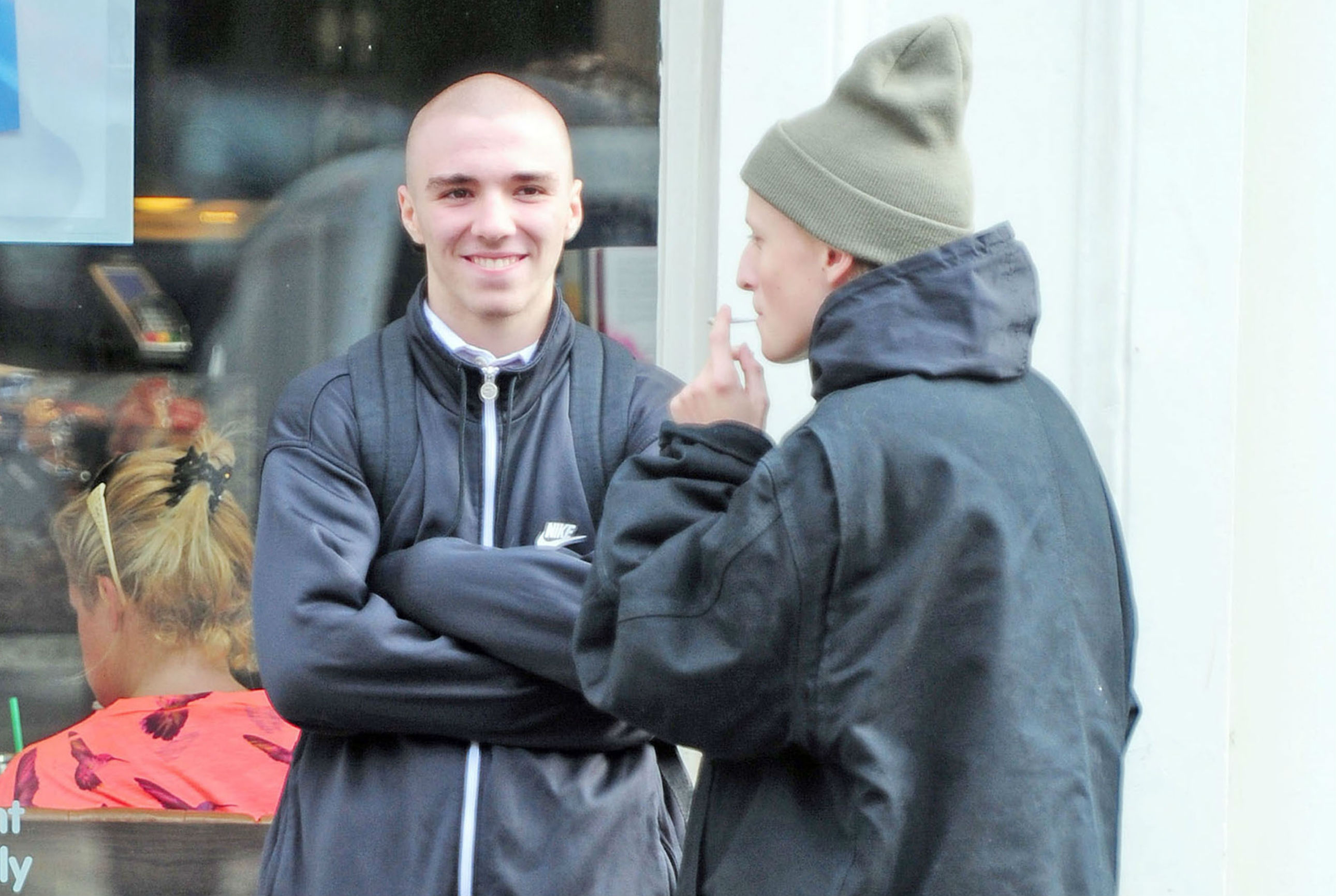 Rocco (de cabelo raspado) conversa com amigo em Londres (Foto: AKM-GSI)