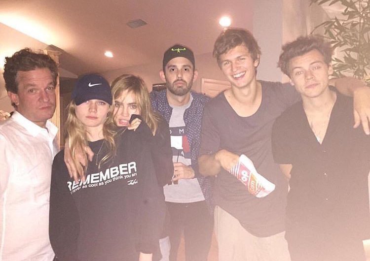 Harry Styles e Ansel Elgort aproveitam festa juntos